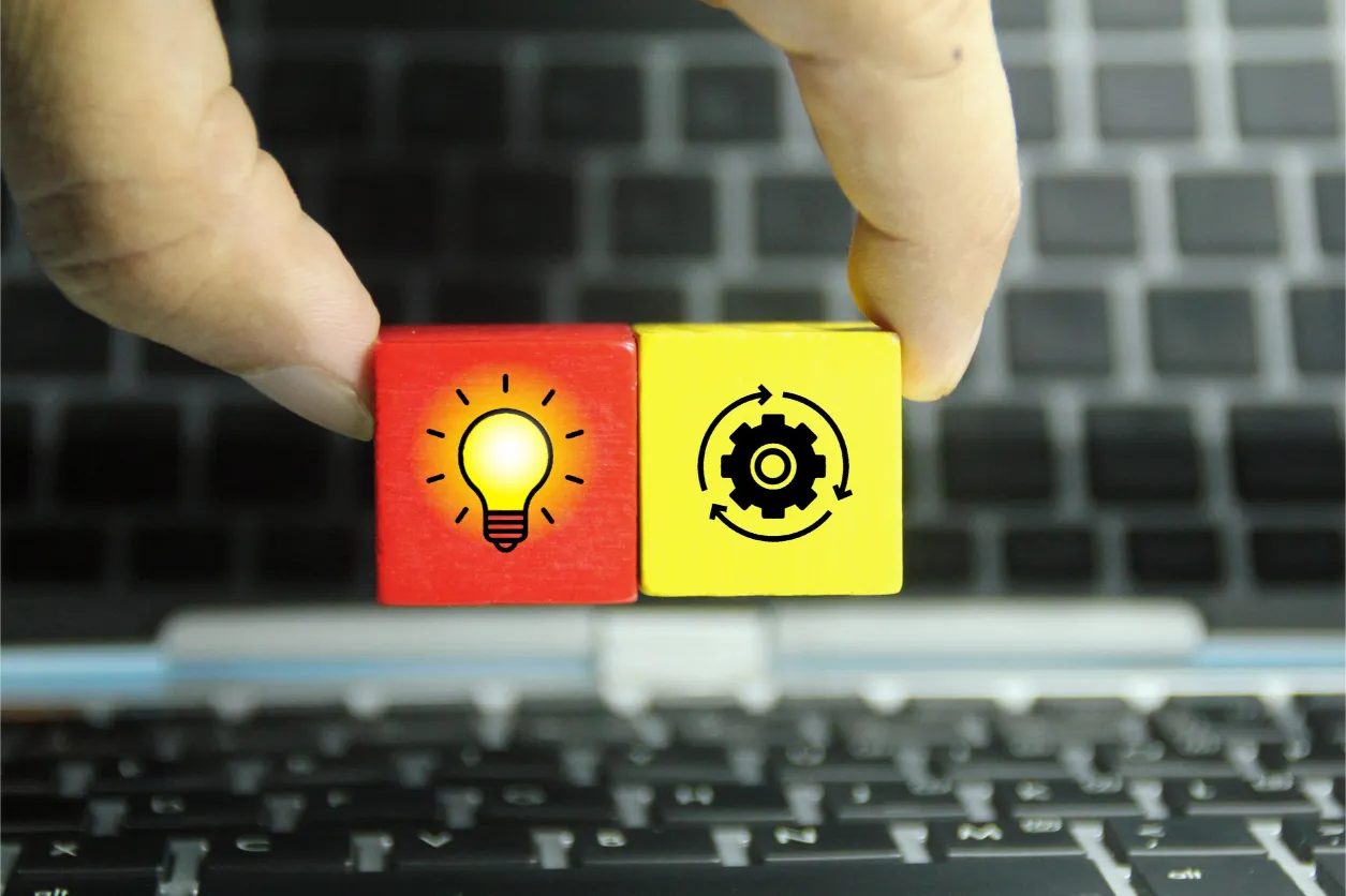 Symbolische Darstellung von Idee und digitaler Umsetzung bei der Werbeagentur Invadox