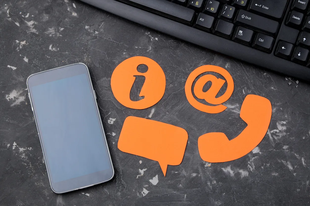 Smartphone mit Symbolen für E-Mail, Telefon und Nachricht als Kontaktmöglichkeiten bei Invadox